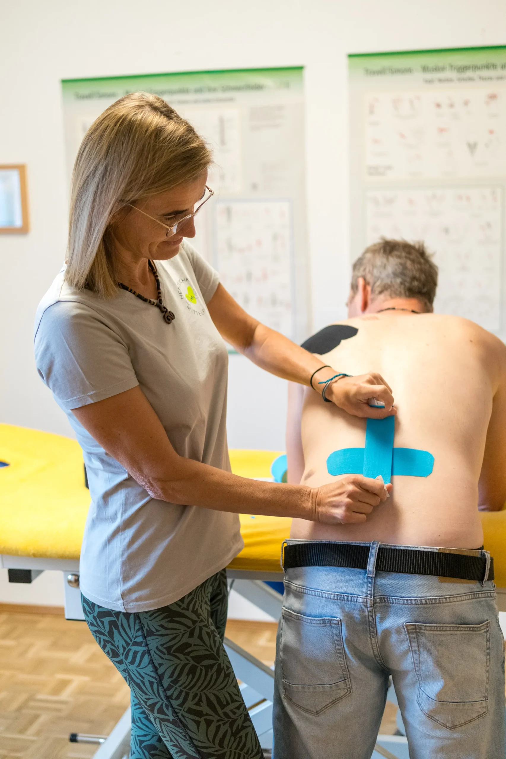 Barbara beim Tapen am unteren Rücken